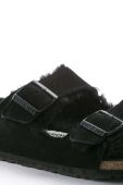 Замшеві тапочки Birkenstock Arizona Shearling чоловічі колір чорний Regular Width 752661.BLK-BLACK Замшеві тапочки Birkenstock Arizona Shearling чоловічі колір чорний Regular Width 752661.BLK-BLACK
