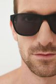 Сонцезахисні окуляри Tommy Hilfiger чоловічі колір чорний (2577609) Сонцезахисні окуляри Tommy Hilfiger чоловічі колір чорний (2577609)