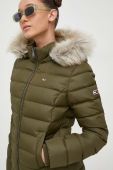 Пухова куртка Tommy Jeans жіноча колір зелений зимова (3499742) Пухова куртка Tommy Jeans жіноча колір зелений зимова (3499742)