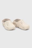 Шльопанці Crocs Echo Clog колір бежевий 207937 207937.stucco-STUCCO Шльопанці Crocs Echo Clog колір бежевий 207937 207937.stucco-STUCCO