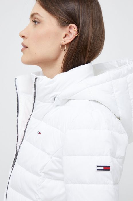 Куртка Tommy Jeans жіноча колір білий зимова (2460335) Куртка Tommy Jeans жіноча колір білий зимова (2460335)