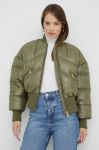 Куртка-бомбер Guess жіночий колір зелений зимова oversize Куртка-бомбер Guess жіночий колір зелений зимова oversize