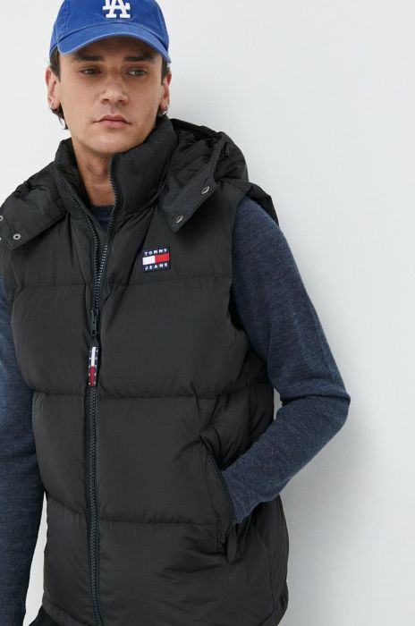 Пухова безрукавка Tommy Jeans чоловічий колір чорний зимовий (2613249) Пухова безрукавка Tommy Jeans чоловічий колір чорний зимовий (2613249)
