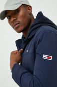 Куртка Tommy Jeans чоловіча колір синій перехідна (2613281) Куртка Tommy Jeans чоловіча колір синій перехідна (2613281)