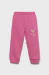 Дитячі бавовняні штани Guess колір рожевий з аплікацією (2627189) Дитячі бавовняні штани Guess колір рожевий з аплікацією (2627189)