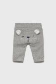 Дитячі бавовняні штани United Colors of Benetton колір сірий з аплікацією Дитячі бавовняні штани United Colors of Benetton колір сірий з аплікацією