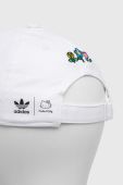 Дитяча бавовняна кепка adidas Originals x Hello Kitty колір білий з аплікацією Дитяча бавовняна кепка adidas Originals x Hello Kitty колір білий з аплікацією