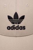 Бавовняна бейсболка adidas Originals колір бежевий з аплікацією