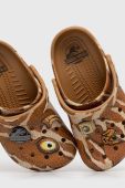 Дитячі шльопанці Crocs x Jurassic World колір коричневий Дитячі шльопанці Crocs x Jurassic World колір коричневий