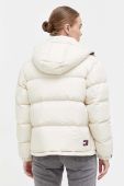 Пухова куртка Tommy Jeans жіноча колір бежевий зимова (3374850) Пухова куртка Tommy Jeans жіноча колір бежевий зимова (3374850)