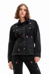 Джинсова куртка Desigual 23WWED33 WOMAN DENIM TRUCKER JACKET жіноча колір чорний перехідна Джинсова куртка Desigual 23WWED33 WOMAN DENIM TRUCKER JACKET жіноча колір чорний перехідна