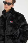 Куртка Tommy Jeans жіноча колір чорний зимова oversize (3647998) Куртка Tommy Jeans жіноча колір чорний зимова oversize (3647998)