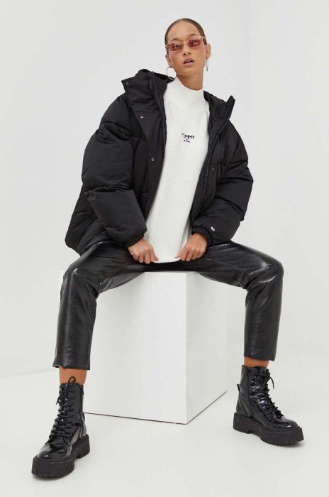 Куртка Tommy Jeans жіноча колір чорний зимова oversize (3592957) Куртка Tommy Jeans жіноча колір чорний зимова oversize (3592957)