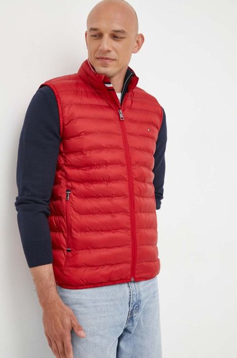 Безрукавка Tommy Hilfiger чоловічий колір червоний перехідний (3342164) Безрукавка Tommy Hilfiger чоловічий колір червоний перехідний (3342164)