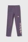 Дитячі легінси adidas колір фіолетовий з принтом Дитячі легінси adidas колір фіолетовий з принтом
