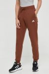 Бавовняні спортивні штани adidas колір коричневий з принтом Бавовняні спортивні штани adidas колір коричневий з принтом