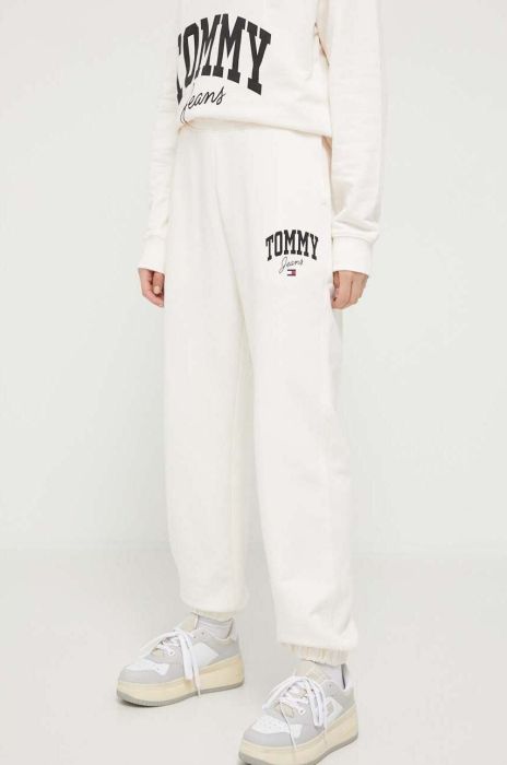 Бавовняні спортивні штани Tommy Jeans колір бежевий з принтом Бавовняні спортивні штани Tommy Jeans колір бежевий з принтом