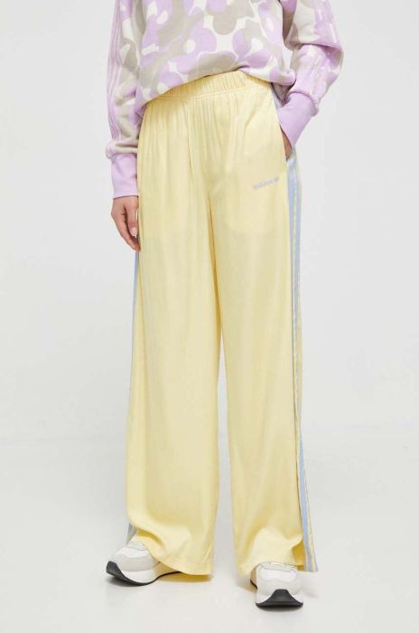 Спортивні штани adidas Originals колір жовтий з аплікацією Спортивні штани adidas Originals колір жовтий з аплікацією