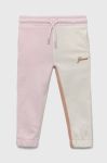 Дитячі бавовняні штани Guess колір рожевий візерунок (3296958) Дитячі бавовняні штани Guess колір рожевий візерунок (3296958)