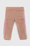 Дитячі бавовняні штани Guess колір рожевий з аплікацією (3296970) Дитячі бавовняні штани Guess колір рожевий з аплікацією (3296970)