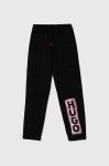 Дитячі бавовняні штани HUGO колір чорний з принтом (3459444) Дитячі бавовняні штани HUGO колір чорний з принтом (3459444)