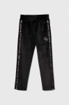 Дитячі спортивні штани Guess колір чорний з аплікацією (3602782) Дитячі спортивні штани Guess колір чорний з аплікацією (3602782)