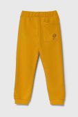 Дитячі спортивні штани United Colors of Benetton колір жовтий з принтом