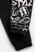 Дитячі бавовняні штани Coccodrillo ZC3120103ASJ ART SPORT JUNIOR колір чорний з принтом Дитячі бавовняні штани Coccodrillo ZC3120103ASJ ART SPORT JUNIOR колір чорний з принтом