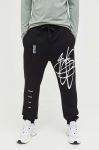 Бавовняні спортивні штани HUGO колір чорний з принтом (3306104) Бавовняні спортивні штани HUGO колір чорний з принтом (3306104)