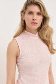 Топ Guess жіночий колір рожевий півгольф Топ Guess жіночий колір рожевий півгольф