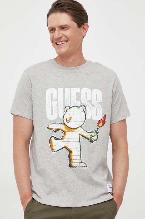 Бавовняна футболка Guess x Banksy колір сірий з принтом Бавовняна футболка Guess x Banksy колір сірий з принтом