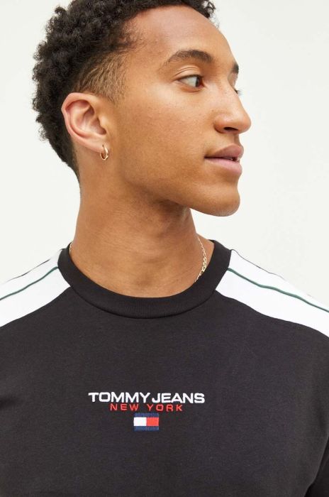 Бавовняна футболка Tommy Jeans колір чорний з аплікацією (3370590) Бавовняна футболка Tommy Jeans колір чорний з аплікацією (3370590)