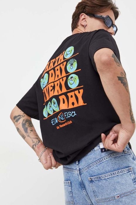 Бавовняна футболка On Vacation чоловічий колір чорний з принтом (3633747) Бавовняна футболка On Vacation чоловічий колір чорний з принтом (3633747)