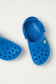 Crocs - Дитячі шльопанці колір блакитний Crocs - Дитячі шльопанці колір блакитний