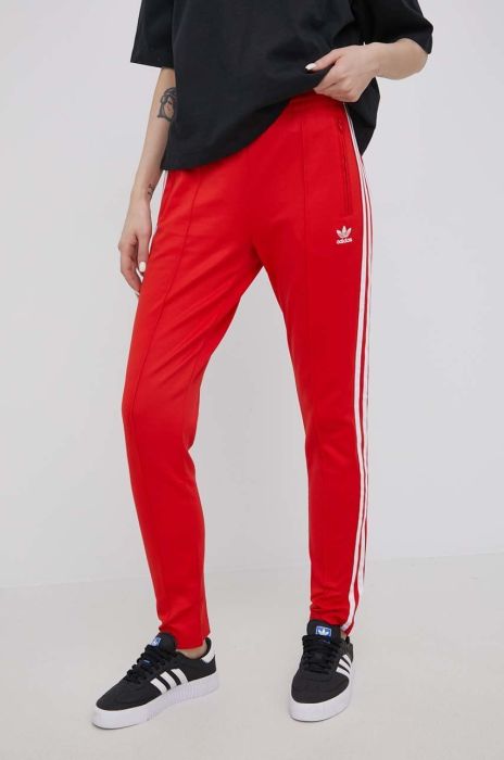 Штани adidas Originals HF1992 жіночі колір червоний з аплікацією HF1992-VIVRED Штани adidas Originals HF1992 жіночі колір червоний з аплікацією HF1992-VIVRED