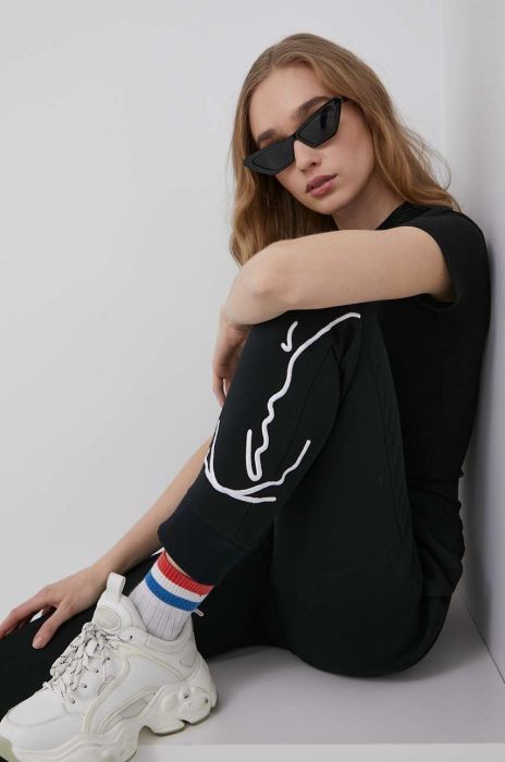 Штани Karl Kani жіночі колір чорний з аплікацією Штани Karl Kani жіночі колір чорний з аплікацією