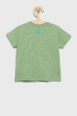 Дитяча бавовняна футболка United Colors of Benetton колір зелений з принтом (2366650)