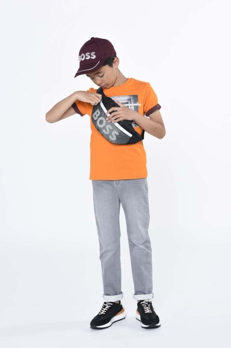 Дитяча бавовняна шапка BOSS колір синій з аплікацією Дитяча бавовняна шапка BOSS колір синій з аплікацією