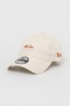 Бавовняна бейсболка New Era колір бежевий з аплікацією Бавовняна бейсболка New Era колір бежевий з аплікацією