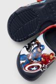 Дитячі шльопанці Crocs FL AVENGERS PATCH колір синій