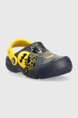 Дитячі шльопанці Crocs FL BATMAN PATCH колір синій Дитячі шльопанці Crocs FL BATMAN PATCH колір синій
