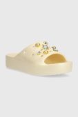 Шльопанці Crocs Classic Platform Crystals Perls Slide жіночі колір бежевий на платформі 208388 Шльопанці Crocs Classic Platform Crystals Perls Slide жіночі колір бежевий на платформі 208388