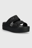 Шльопанці Crocs Brooklyn Low Wedge Sandal жіночі колір чорний на платформі 207431 Шльопанці Crocs Brooklyn Low Wedge Sandal жіночі колір чорний на платформі 207431