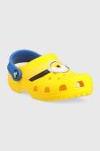 Дитячі шльопанці Crocs x Minions колір жовтий Дитячі шльопанці Crocs x Minions колір жовтий