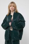 Куртка-бомбер Stine Goya жіночий колір зелений перехідна Куртка-бомбер Stine Goya жіночий колір зелений перехідна