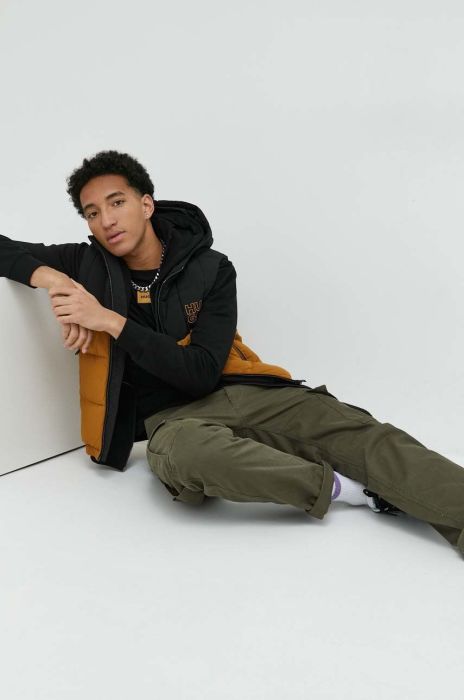 Безрукавка HUGO чоловічий колір коричневий зимовий Безрукавка HUGO чоловічий колір коричневий зимовий