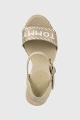 Сандалі Tommy Hilfiger SEASONAL WEBBING WEDGE жіночі колір бежевий на платформі FW0FW07088 Сандалі Tommy Hilfiger SEASONAL WEBBING WEDGE жіночі колір бежевий на платформі FW0FW07088