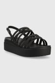Сандалі Crocs Brooklyn Strappy Low Wedge жіночі колір чорний на платформі 206751 Сандалі Crocs Brooklyn Strappy Low Wedge жіночі колір чорний на платформі 206751