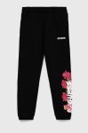 Дитячі бавовняні штани Guess колір чорний з принтом (2937507) Дитячі бавовняні штани Guess колір чорний з принтом (2937507)