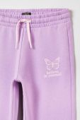 Дитячі бавовняні штани OVS колір фіолетовий з принтом Дитячі бавовняні штани OVS колір фіолетовий з принтом